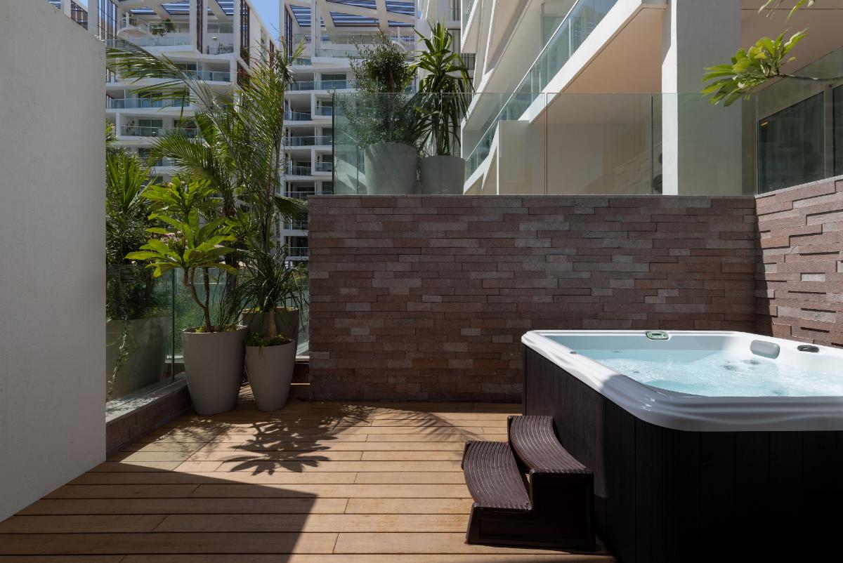 42 Luxury Suites - סוויטת גן דלקס משפחתית עם ג'קוזי Deluxe Garden Suite with Jacuzzi